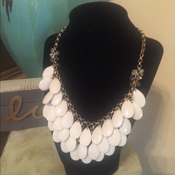 Dillards White Beaded Gold Necklace 💛 - Picture 2 of 4